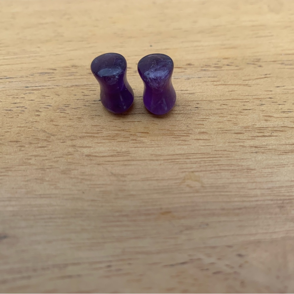 Amethyst 0g(8mm) teardrop saddle plugs